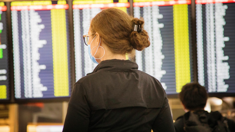 donna con chignon complesso in aeroporto