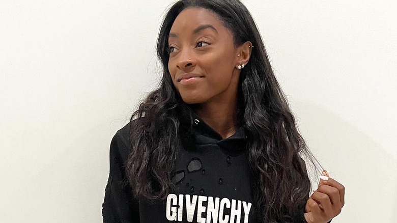 Simone Biles indossa un abito con cappuccio Givenchy