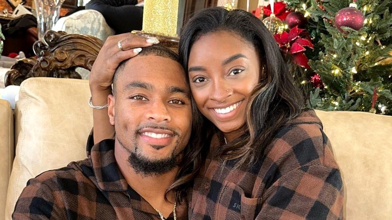 Simone Biles e Jonathan Owens in pigiama