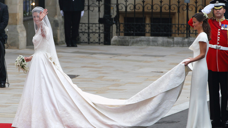 Pippa Middleton tiene lo strascico di Kate Middleton 