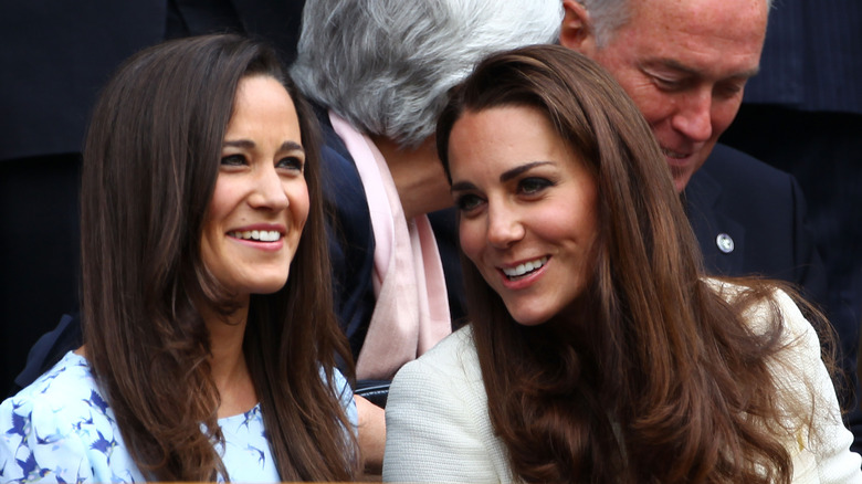 Pippa e Kate Middleton sorridono