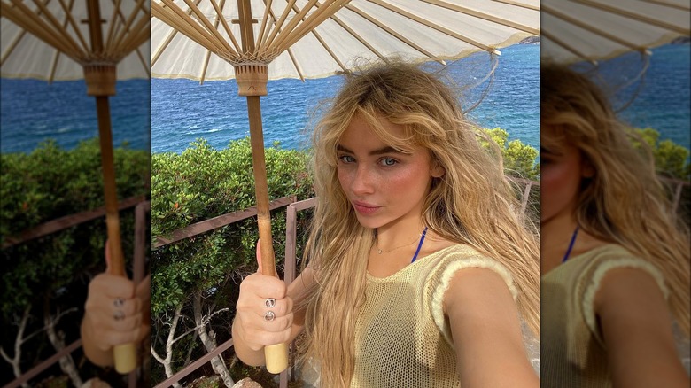 Sabrina Carpenter scatta un selfie in spiaggia