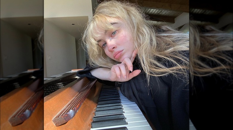 Sabrina Carpenter scatta un selfie al pianoforte