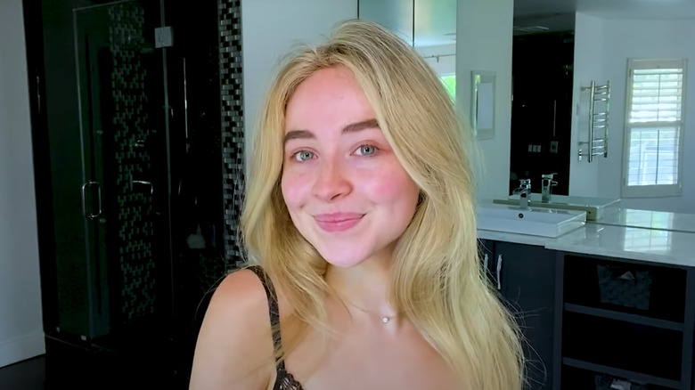 Sabrina Carpenter senza trucco