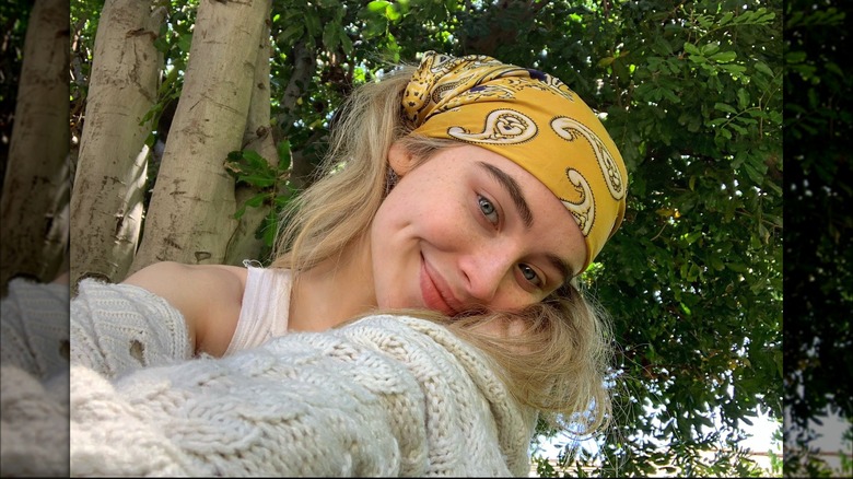 Sabrina Carpenter scatta un selfie a viso scoperto