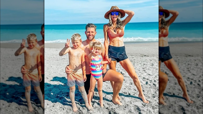 Lara, Eric Trump e i bambini posano sulla spiaggia