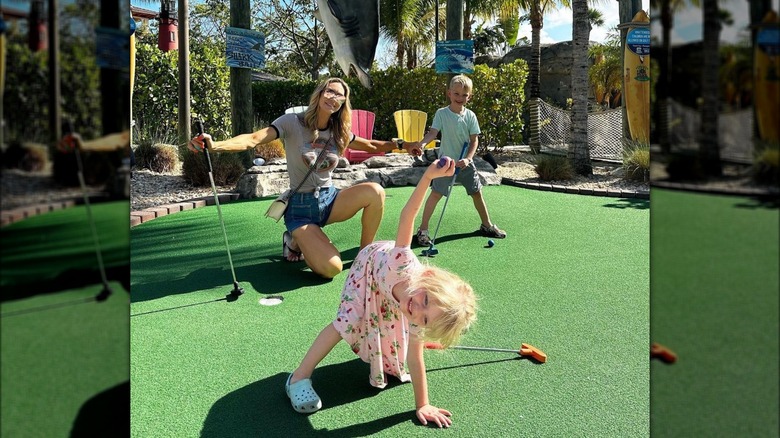 Lara, Luke e Carolina Trump sul campo da minigolf