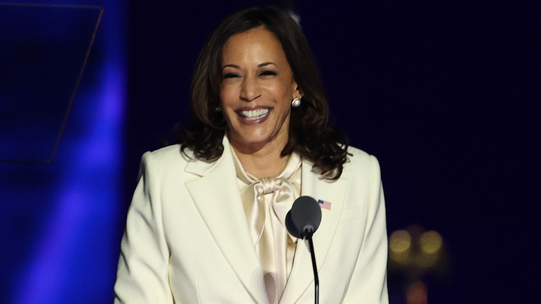 Camicetta bianca da abito di Kamala Harris