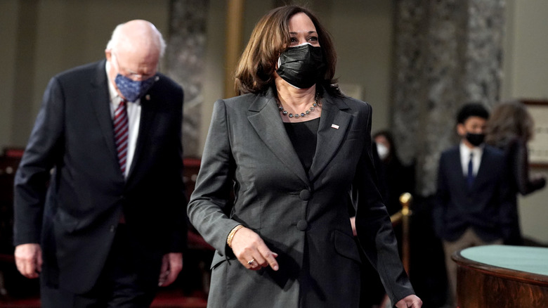 Tuta con mascherina di Kamala Harris