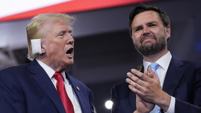 Donald Trump a bocca aperta, JD Vance che applaude