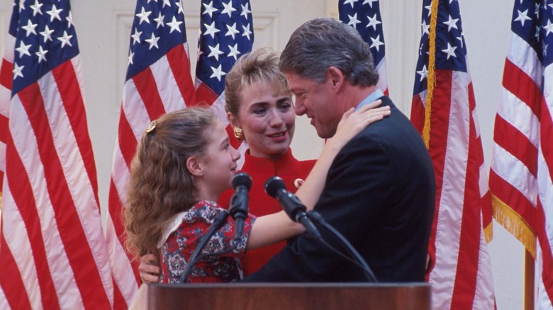 Chelsea, Hillary e Bill Clinton nel 1993