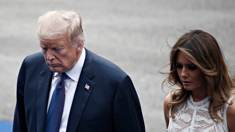 Donald e Melania Trump camminano