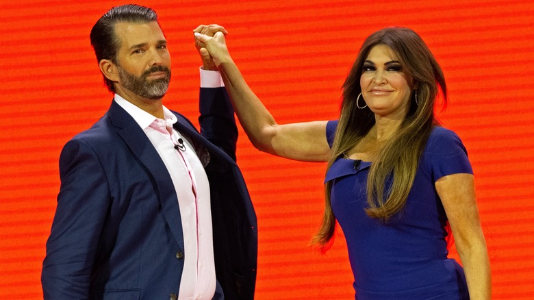 Kimberly Guilfoyle e Donald Trump Jr. si tengono per mano