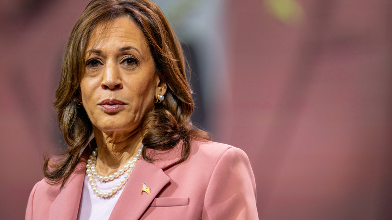 kamala harris di fronte