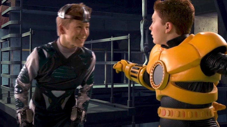 Glen Powell in una scena di Spy Kids