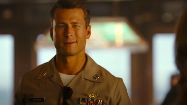 Glen Powell nel ruolo dell'impiccato in Top Gun: Maverick