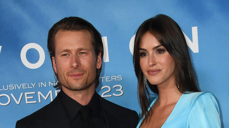 Glen Powell e Gigi Paris all'evento Revlon