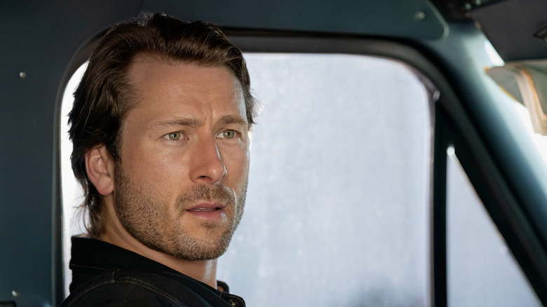 Glen Powell in una scena di Hit Man