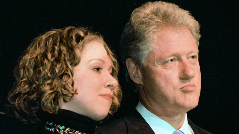 Chelsea e Bill Clinton guardano avanti