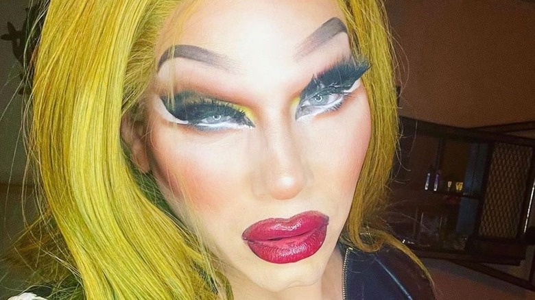 Sharon Needles posa selfie