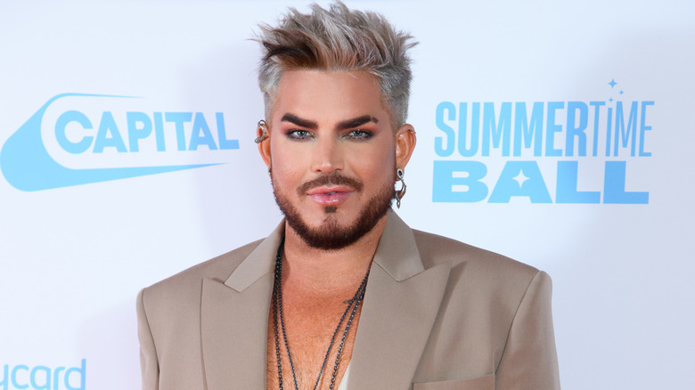 Adam Lambert capelli argentati