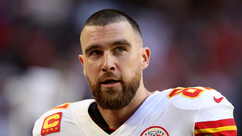 Travis Kelce indossa la maglia