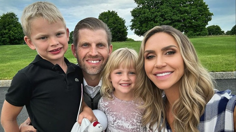 Lara ed Eric Trump sorridono all'aperto con i bambini