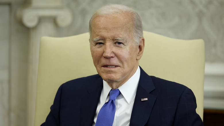 Joe Biden seduto su una sedia