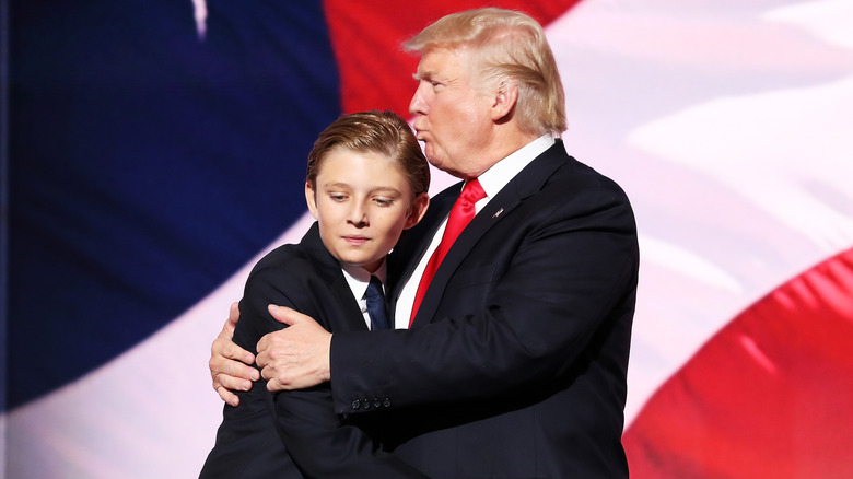 Donald Trump abbraccia Barron Trump