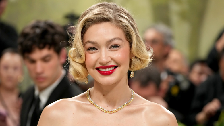 Gigi Hadid con taglio di capelli da principessa