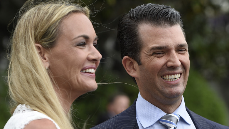 Vanessa Trump e Don Jr. Trump sorridono