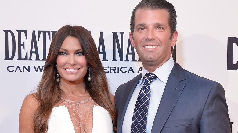 Kimberly Guilfoyle e Donald Jr. in posa