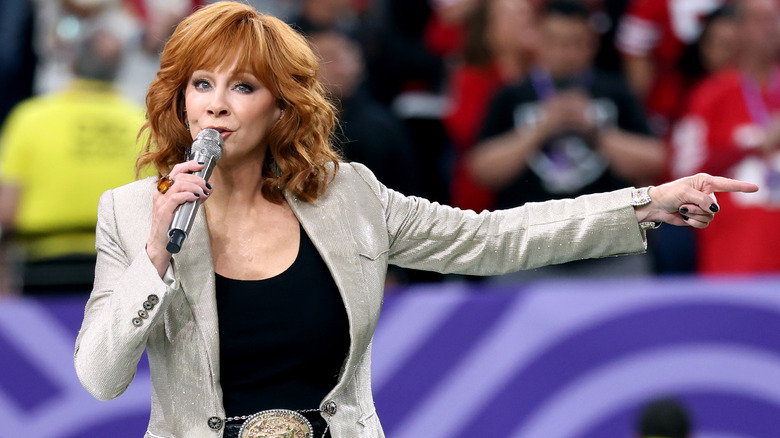 Reba McEntire si esibisce