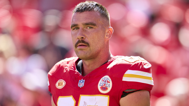 Travis Kelce indossa una maglia