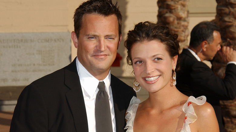 Matthew Perry e Rachel Dunn sorridono