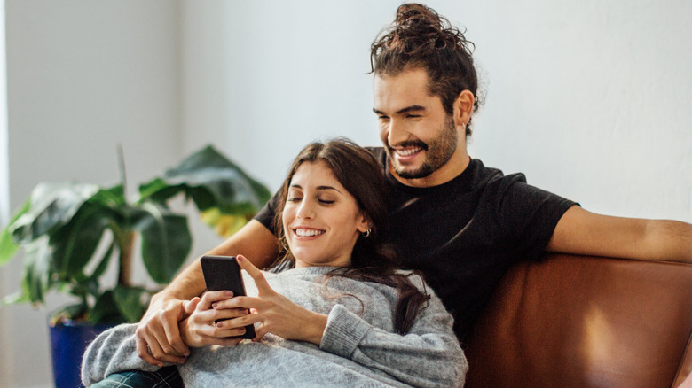 Uomo con barba e fidanzata