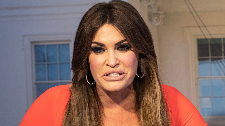 Kimberly Guilfoyle indossa un abito arancione