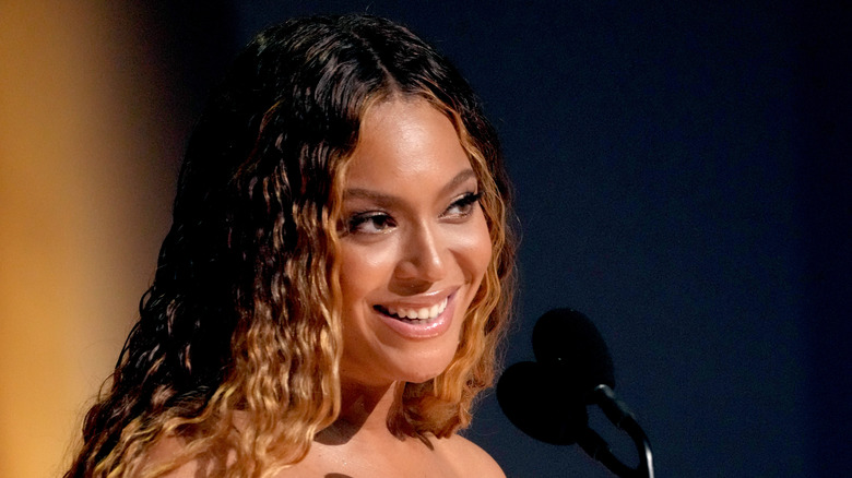 Beyoncé sorride con il microfono
