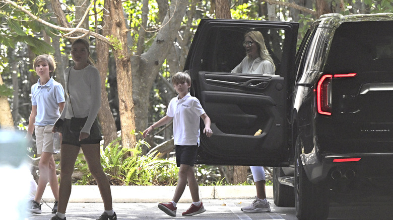 Ivanka Trump cammina con i bambini