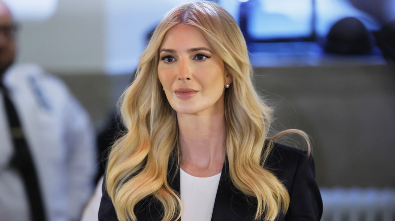 Ivanka Trump capelli lunghi biondi 