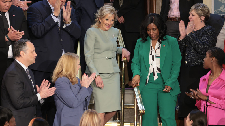 Jill Biden scende le scale