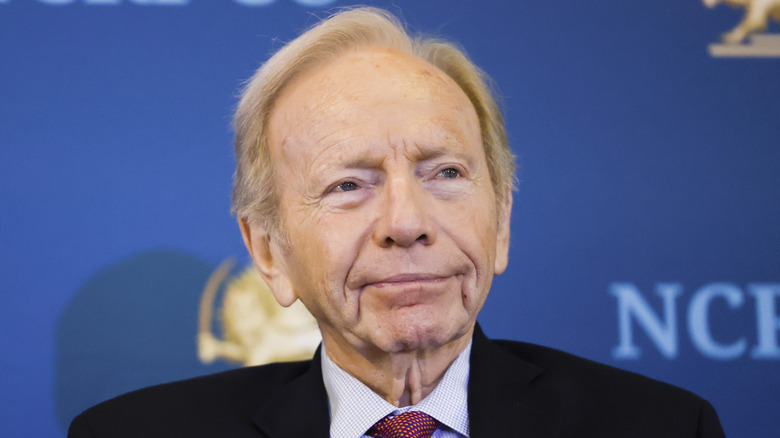 Il senatore statunitense Joe Lieberman ha arricciato le labbra