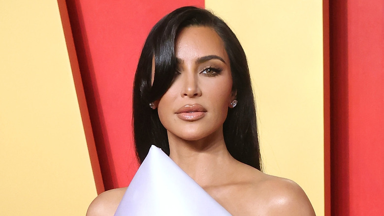 Kim Kardashian sorride in primo piano all'evento sul red carpet