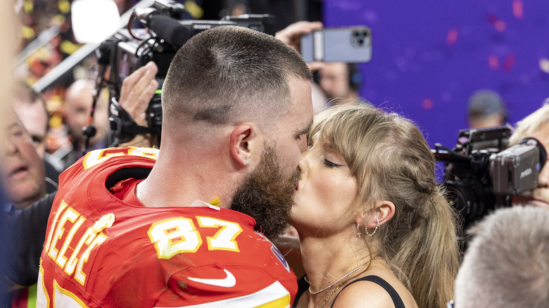 Travis Kelce e Taylor Swift si scambiano un bacio appassionato