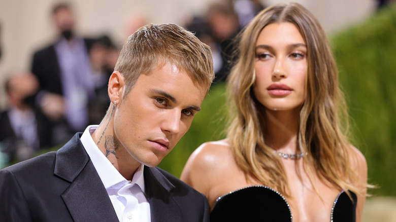 Hailey Bieber guarda Justin Bieber