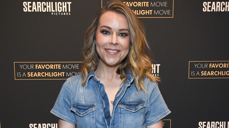 Tina Majorino in tuta di jeans 