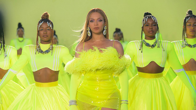 Beyoncé sul palco con i ballerini di supporto in giallo