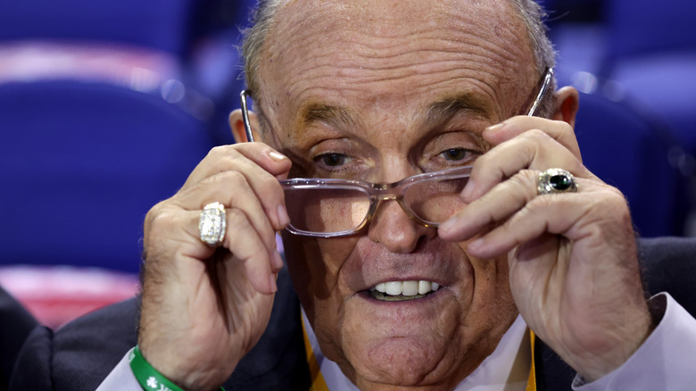 Rudy Giuliani indossa gli occhiali