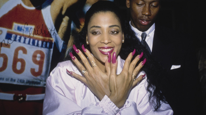 Florence Griffith Joyner alza le mani