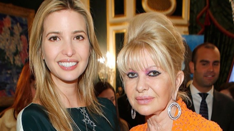 Ivanka Trump sorridente Ivana Trump